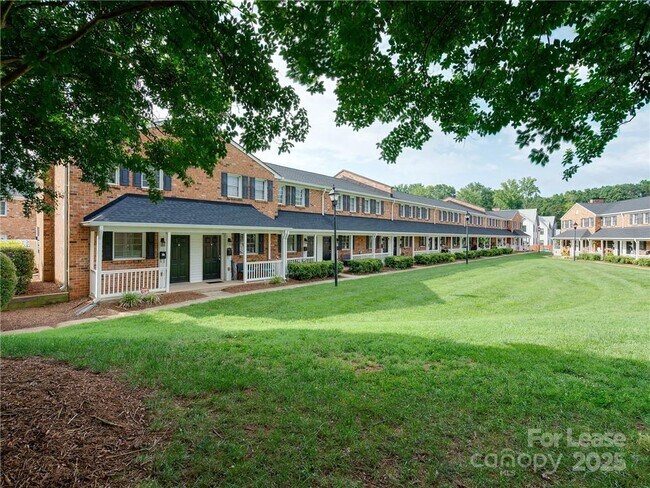 Building Photo - 1344 Green Oaks Ln