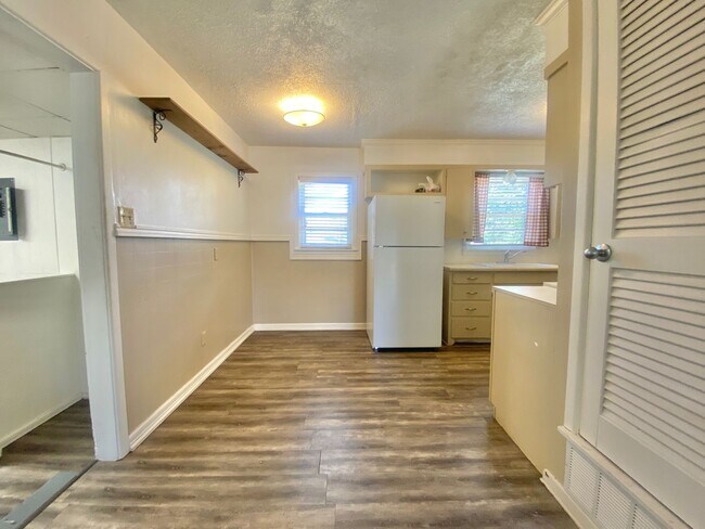 Building Photo - Move in special - second month's rent is free