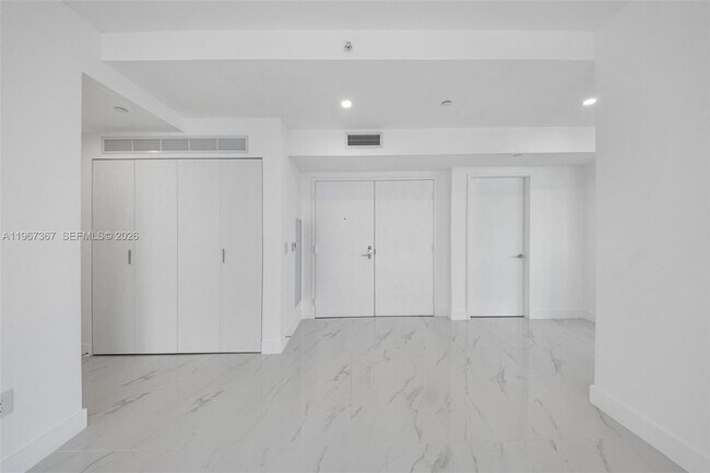 Building Photo - 700 NE 24th St