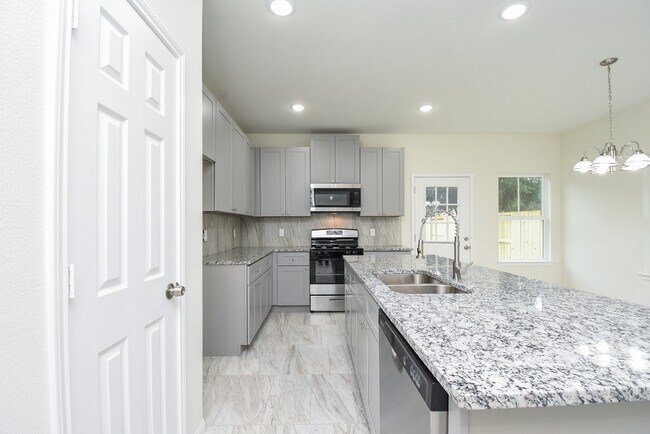 Building Photo - 2807 Topiary Ln