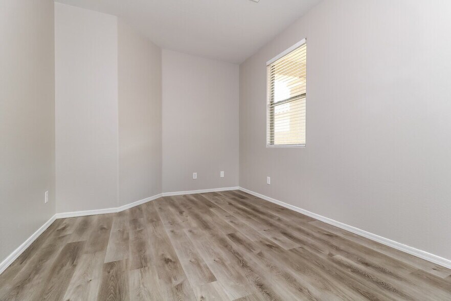 Building Photo - 17932 W Vogel Ave