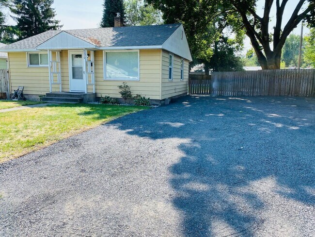 Building Photo - Completely Remodeled Northwest Area 3 Bedr...