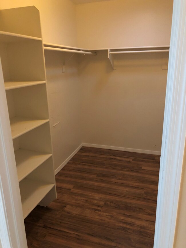 Building Photo - 2Bedroom plus Den-Mountain View & Sparklin...
