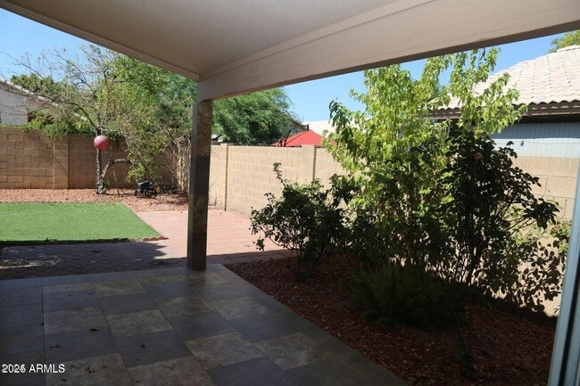 Building Photo - 2228 E Aire Libre Ave