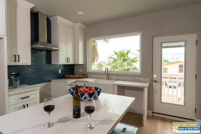 Building Photo - 111 W Sunny Isle Dr