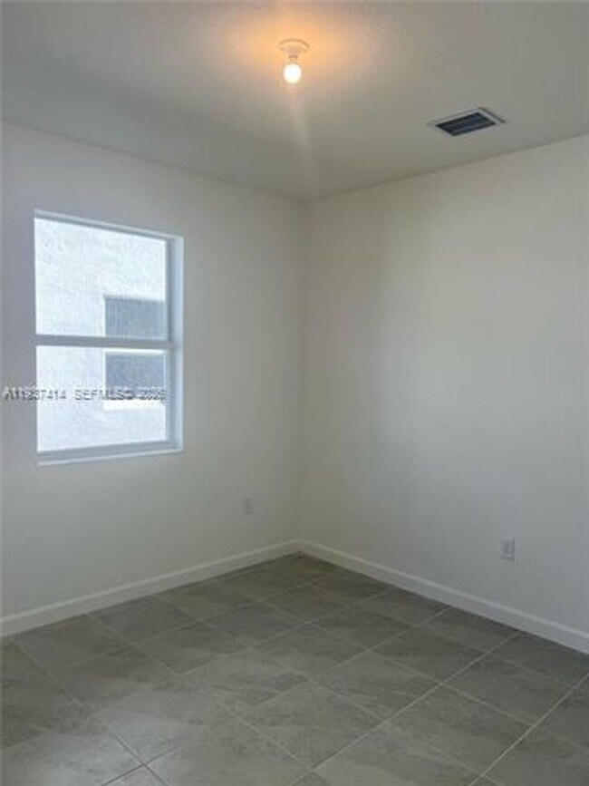 Building Photo - 2422 SE 30th St