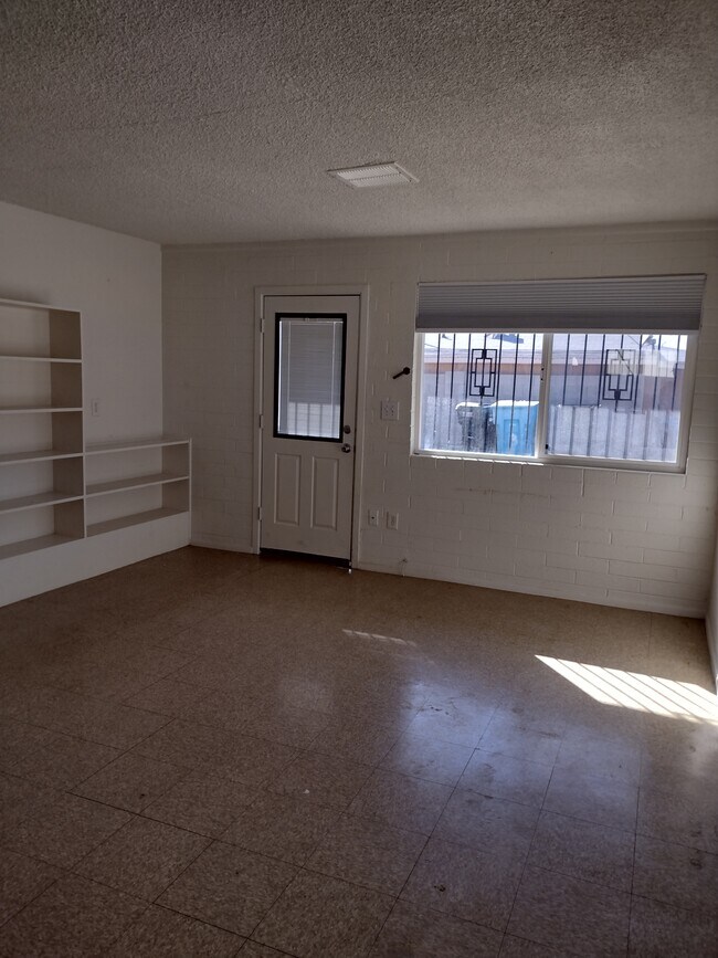 Building Photo - 1321 W Sahuaro Dr