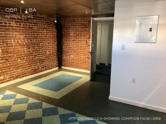 Building Photo - Amazing Garden Level Studio Unit in Uptown!!
