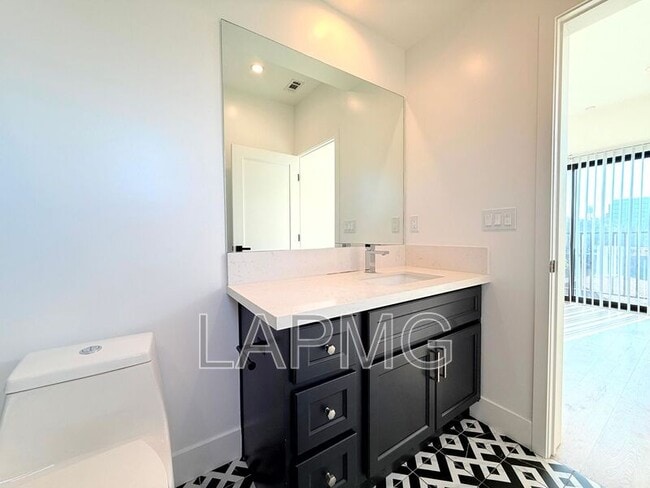 Building Photo - 3414 London St