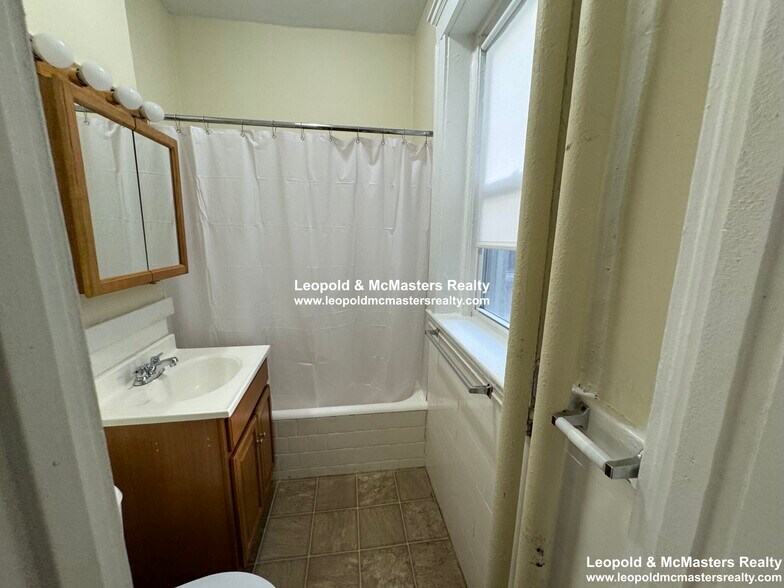 Building Photo - 16 Glenville Ave