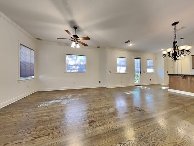 Building Photo - 422 S Habana Ave