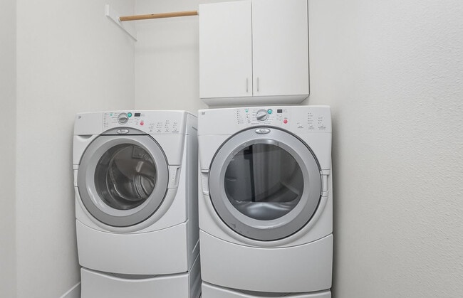 Building Photo - 619 SW Foresta Ter