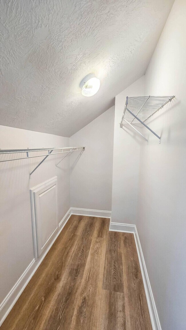 Building Photo - 831 Landing Dr