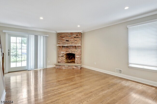 Building Photo - 23 Ruthven Pl