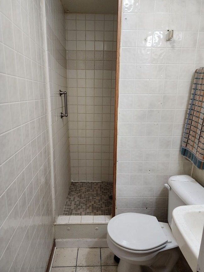 Building Photo - 1531 E 5th St