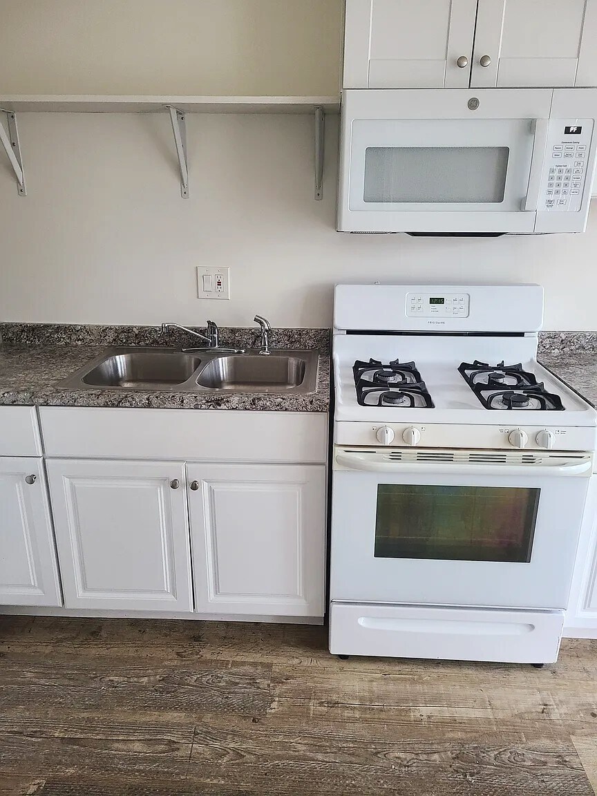 Building Photo - 1256 1/2 Rolland Curtis Pl