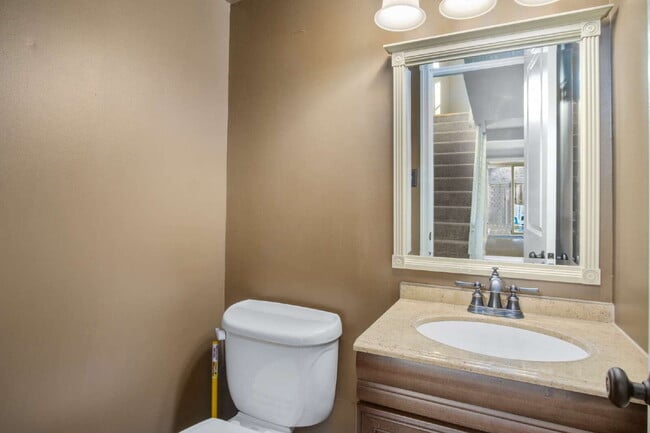 Building Photo - Charming Townhouse: Your New Home Awaits!