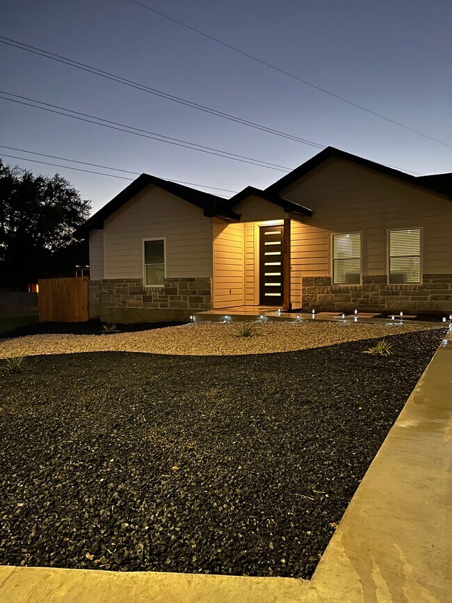 Building Photo - 108 S Thomas Cv