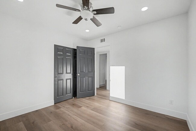 Building Photo - 6 Bed/ 3 Bath with Pool