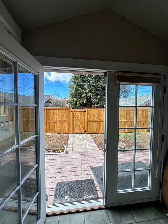 Building Photo - Charming 2 Bed / 2 Bath Home in Prime Westside Bend Location