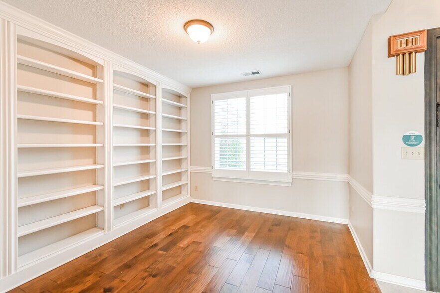 Building Photo - 95 Fairoaks Dr