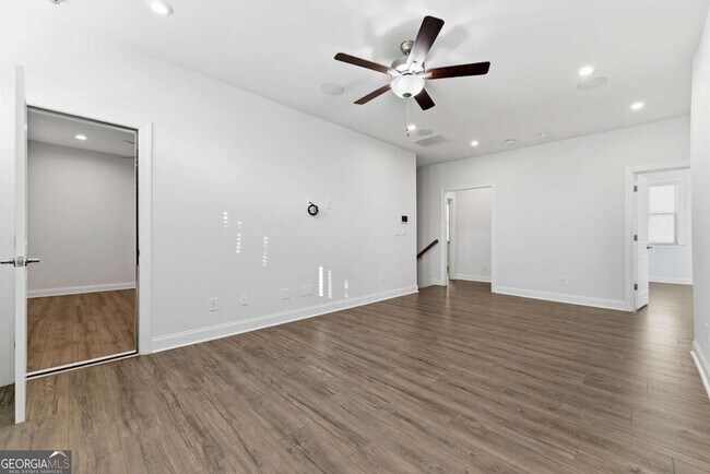 Building Photo - 2025 Abbey Rd