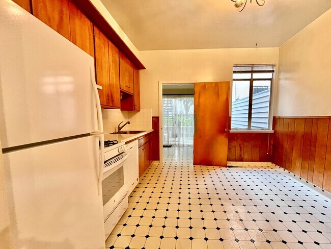 Building Photo - Prime Cow Hollow Location with Parking, Private Deck and Yard