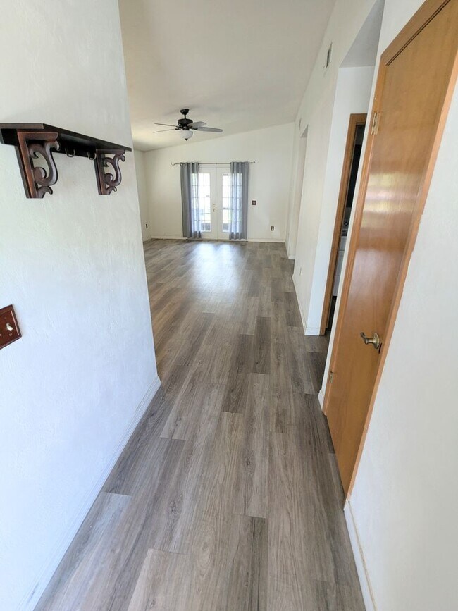 Building Photo - Port Orange 2 bedroom, 2 bathroom, pool and tennis courts