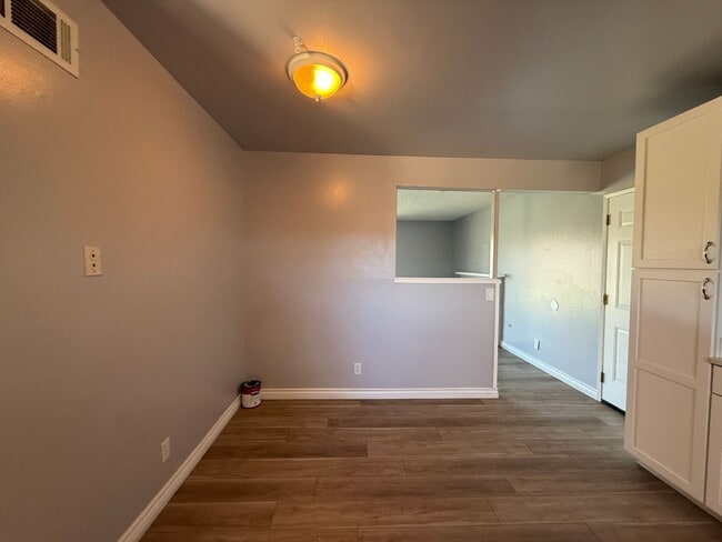 Building Photo - M12150