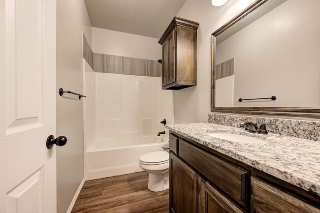 Building Photo - Charming Duplex in El Reno!
