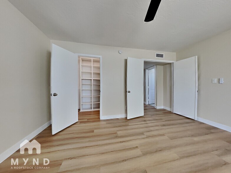 Building Photo - 5721 S Siesta Ln