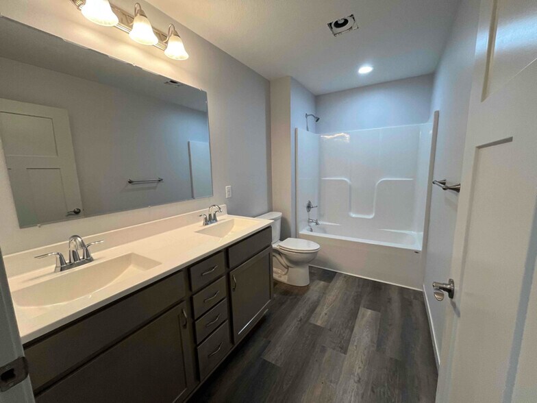 Building Photo - 2303 Lake Ave