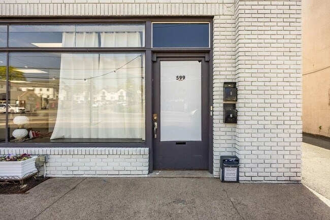 Building Photo - 599 N Maple Ave