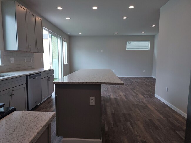 Building Photo - 15717 View Dr Ct SE