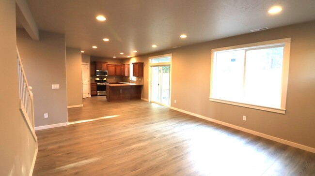 Building Photo - Rare 5/3 home in SE Bend