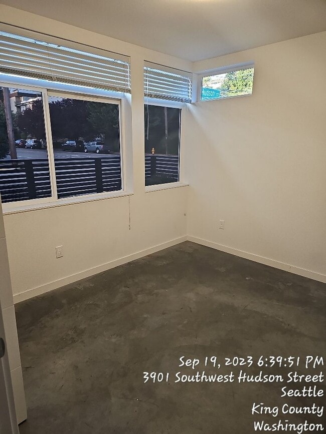 Building Photo - West Seattle townhome - 3 bedroom 3.5 bath...