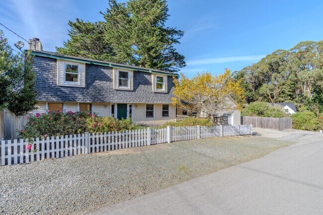 Building Photo - 1004 Acacia St