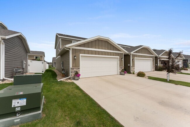 Building Photo - 4500 E Whisper Ridge Pl