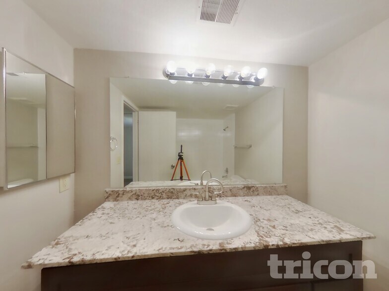 Building Photo - 904 W Yale Dr