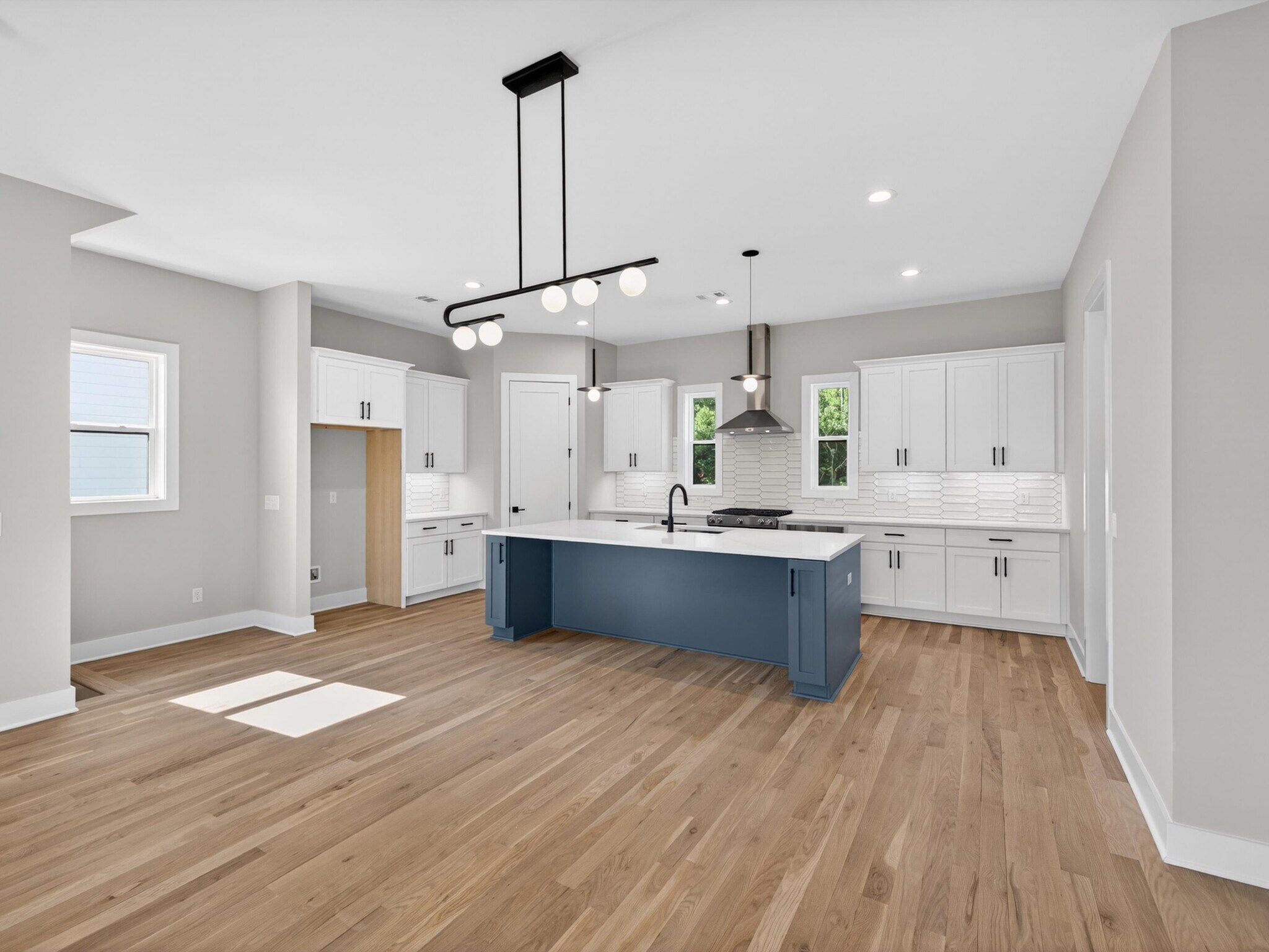 Building Photo - 5915 Maxon Ave