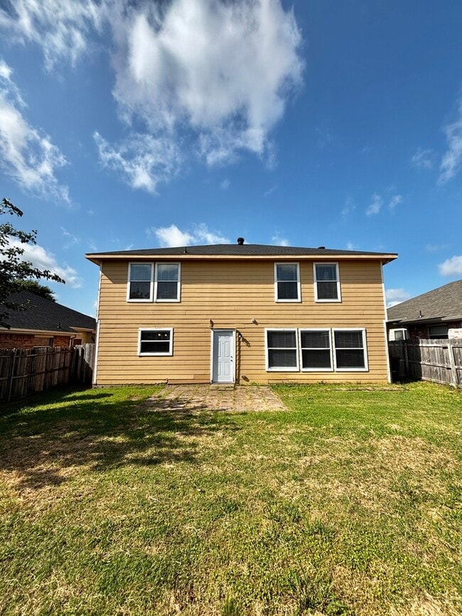 Building Photo - 319 Tioga Dr