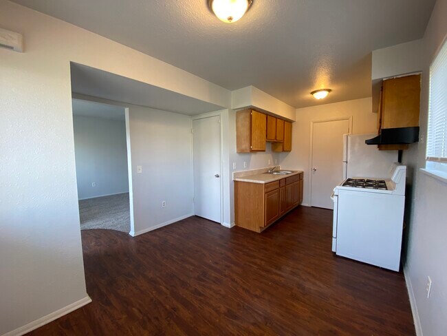 Building Photo - 2037 Vanderbilt Ct