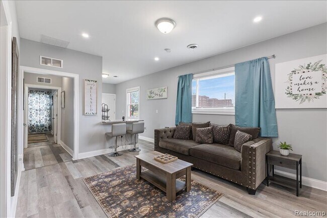 Building Photo - 885 Clairmount Ave