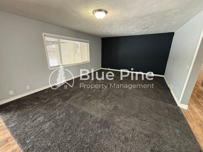 Building Photo - 320 W 1st S