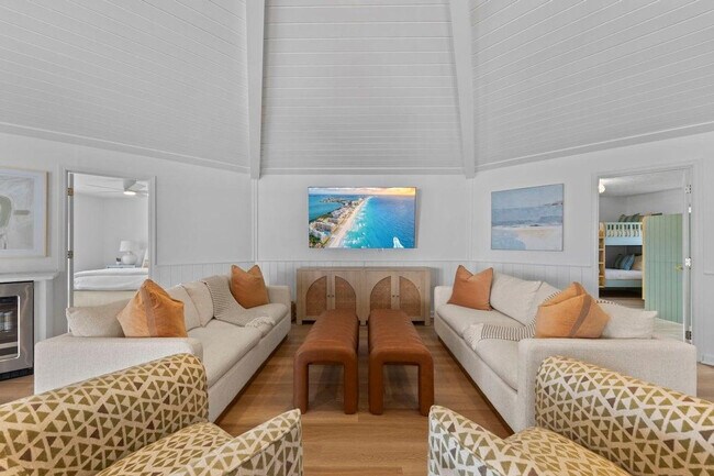 Building Photo - 169 Pompano St