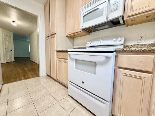 Building Photo - 2126 Banks St