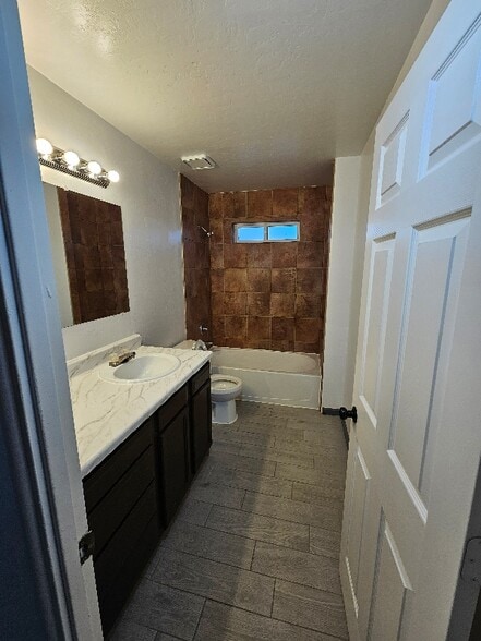 Building Photo - 5070 S Park Ave