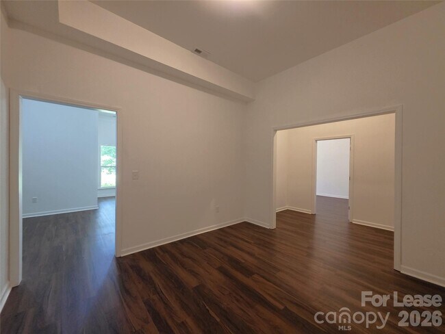 Building Photo - 595 Foxwood Dr SE