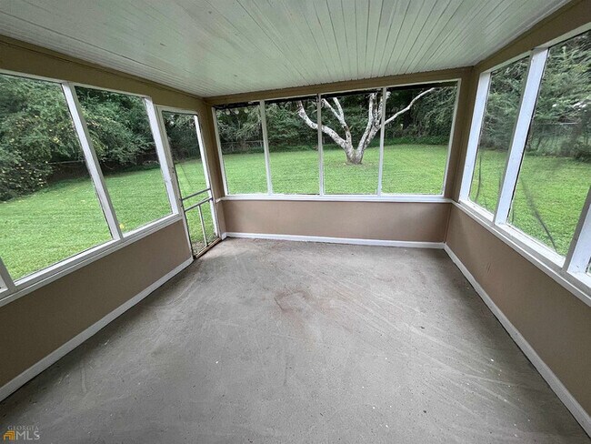 Building Photo - Newly Renovated Single-family Home