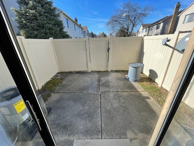 Building Photo - 2618 Cedar Lake Dr